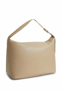 Beige leren schoudertas met een gladde textuur, rechthoekige vorm, verstelbare band en minimalistisch ontwerp.