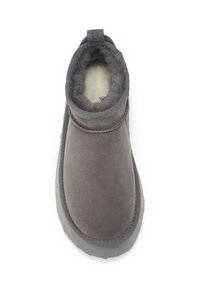 Sivé semišové členkové topánky s mäkkou, krémovou podšívkou a pevným sivým podpätkom. Majú zaoblenú špičku a prešitie na vrchnej časti.