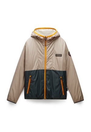Veste légère bicolore avec une partie supérieure beige et une partie inférieure vert foncé. Elle comporte des poches zippées et une capuche, accentuées par des bordures orange.