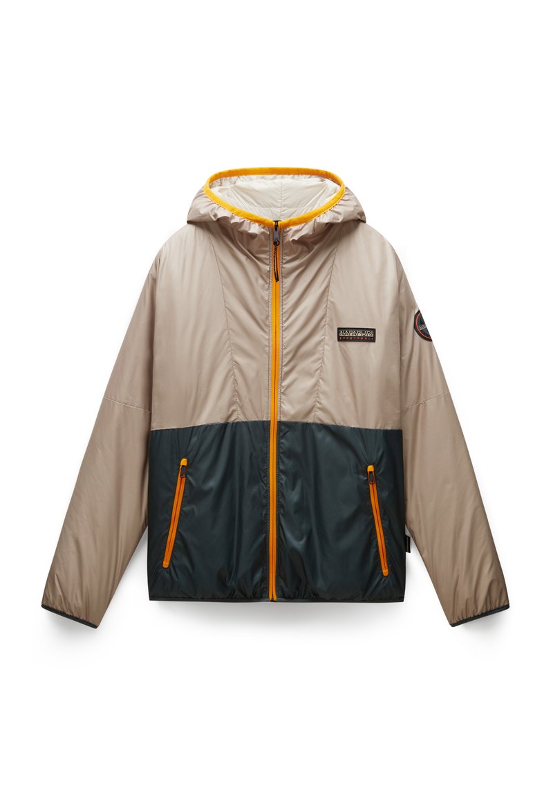 Chaqueta ligera bicolor con parte superior beige y sección inferior verde oscuro. Cuenta con bolsillos con cremallera y capucha, acentuada por detalles en color naranja.