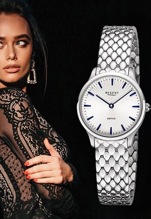 Montre-bracelet en argent avec un bracelet en maillons texturés, un cadran blanc avec des index horaires bleus et une finition polie. Nom de la marque : REGENT.