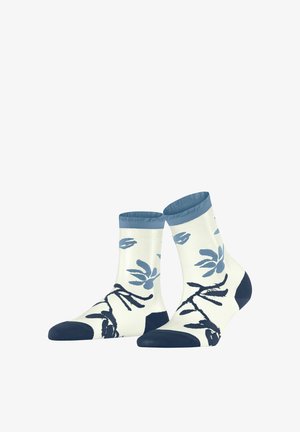 Een paar witte enkelsokken met blauwe boorden, hielen, tenen en bloemtakpatronen in verschillende blauwtinten.