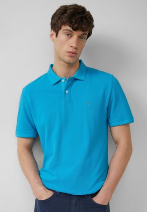 Turquoise poloshirt van een gestructureerde stof, met een klassieke kraag, een drie-knopen-sluiting en een klein logo op de borst.