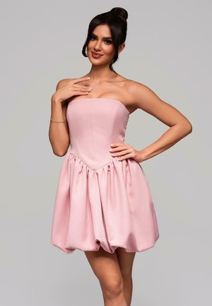 Trägerloses pinkes Kleid mit einem taillierten Oberteil und einem gerafften Rock, das eine glatte Textur und eine subtile Nahtdetail in der Taille aufweist.