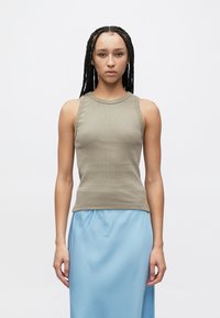 Maiou verde măsliniu cu dungi, decolteu rotund, asortat cu o fustă din satin albastru deschis, evidențiind textura netedă și designul ajustat.