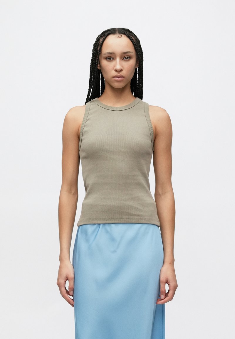 Maiou verde măsliniu cu dungi, decolteu rotund, asortat cu o fustă din satin albastru deschis, evidențiind textura netedă și designul ajustat.