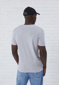 Pier One 3 PACK  - Tricou basic - mottled light grey/khaki/dark blue
