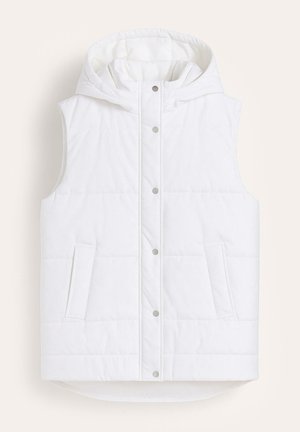 Fehér puffervállú mellény kapucnival, patentos záródással, két elülső zsebbel és diszkrét steppelt mintával. Sima textúra és lekerekített szegély.