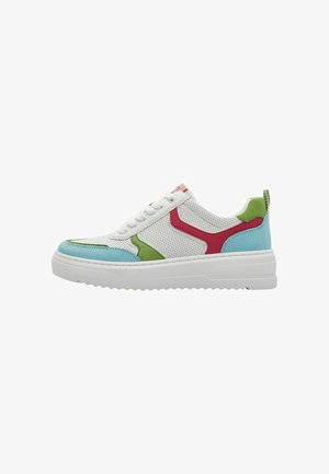 Weiße Sneakers aus Netzmaterial mit synthetischen Überzügen in Blau, Grün und Rot. Runde Zehenform, dicke weiße Sohle und Schnürverschluss.