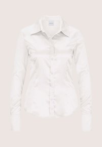 Witte lange mouwen blouse met puntige kraag en getailleerde taille, weergegeven op een lichte achtergrond.