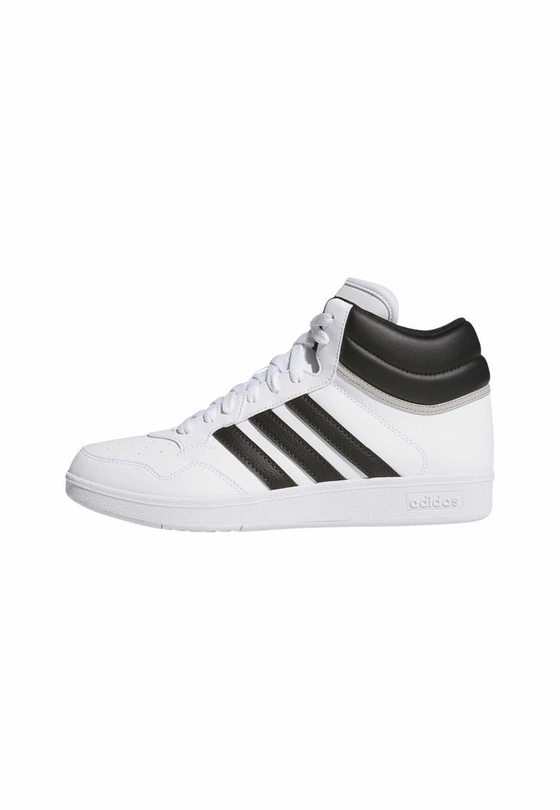 Białe sneakersy za kostkę z trzema czarnymi paskami, teksturowanym czarnym kołnierzem wokół kostki i gładką gumową podeszwą. Posiadają zapięcie na sznurowadła i otwory wentylacyjne.