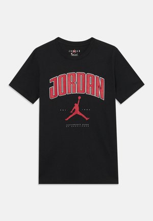 T-shirt nera in cotone con maniche corte, caratterizzata da "JORDAN" in lettere maiuscole rosse e una grafica rossa di una figura che salta.