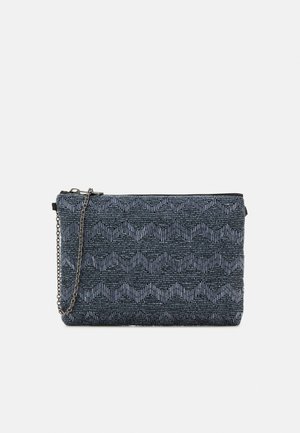 Clutch rectangular azul oscuro con cuentas, con patrón geométrico de zigzag y cadena plateada, sobre fondo blanco.