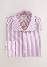 Kergelt roosa ja valge triibuline särk-kleit. Omadusteks on klassikaline krae, nööpide sulgemine ja pikad varrukad reguleeritavate mansettidega.