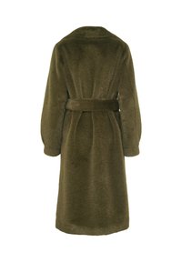 Cappotto in pelliccia sintetica verde oliva con vita segnato da una cintura, maniche lunghe e design fino al ginocchio, caratterizzato da una superficie morbida e testurizzata.