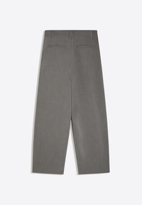 Pantalon gris à jambes droites vu de dos avec passants de ceinture et deux poches passepoilées horizontales.