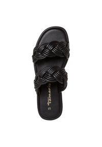 Svart halksandals med två flätade remmar med en texturerad yta. Innersulan är slät, med subtil guldlogotyp.