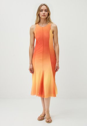 Oranje naar gele gradient midi-jurk met een fitted lijfje, uitlopende zoom en een gladde, lichte stof. Eenvoudige ronde halslijn en mouwloos ontwerp.