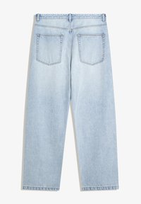 Ljusblå denimjeans med avslappnad passform, som har två bakfickor, kontrasterande sömmar och rak byxbendesign.