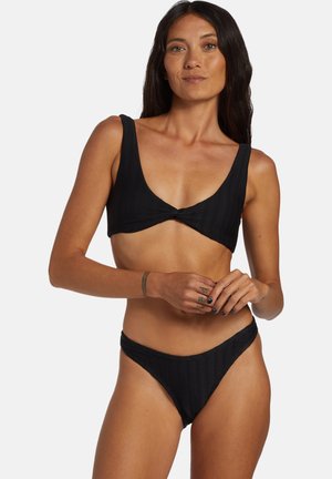 Conjunto de bikini negro con un diseño texturizado y acanalado. La parte superior tiene tirantes anchos y un escote en V, mientras que la parte inferior es de estilo tanga de corte alto.