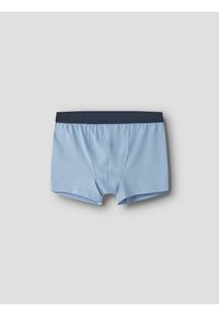 Jasnoniebieskie bawełniane bokserki z ciemnoniebieską elastyczną talią ozdobioną subtelnym tłoczonym logo. Zaprojektowane z prostym krojem, bez wzorów.