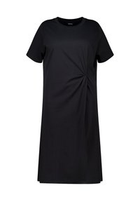 Robe noire à mi-mollet en tissu doux, avec des manches courtes et un détail froncé sur le côté, créant une texture subtile.
