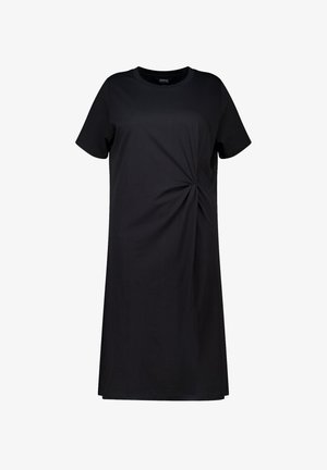 Zwarte jurk tot de knie, gemaakt van zachte stof, met korte mouwen en een geplooide detail aan de zijkant, wat een subtiele textuur creëert.