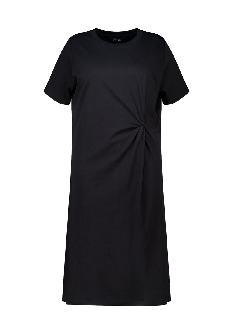 Robe noire à mi-mollet en tissu doux, avec des manches courtes et un détail froncé sur le côté, créant une texture subtile.