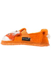 Orange filtsanda med rävdesign, elastiskt band och mjuka vita detaljer. Har en texturerad sula och ett "NANGA"-märke.