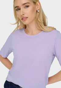 Lavendel kortærmet t-shirt med rund hals, lavet af blødt materiale, med en afslappet pasform og glat tekstur.