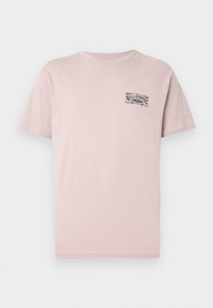 Lichtroze T-shirt met korte mouwen en ronde hals, voorzien van een klein Billabong-logo en een bloemmotief op de linkerborst.