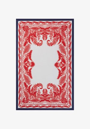 Tovaglia a motivi floreali con un centro bianco, bordata di rosso con disegni di felci e un bordo blu scuro. Motivi botanici dettagliati.