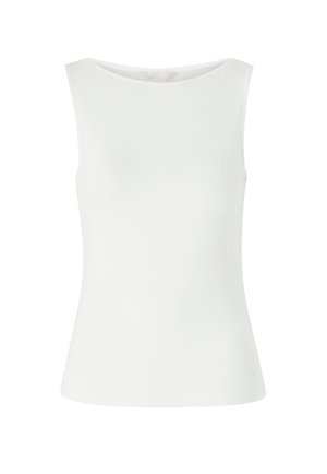 Top blanco sin mangas ajustado con cuello redondo, presentado extendido sobre un fondo blanco liso.