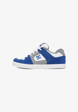 Lavtopet sneaker med blå ruskind, grå og hvide paneler, hvide snørebånd og en blå DC-logo på siden og tungen.