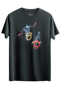 T-shirt nera in cotone con una grafica astratta colorata che mostra due figure che tengono bastoni e un oggetto circolare, evidenziando tonalità vivaci.