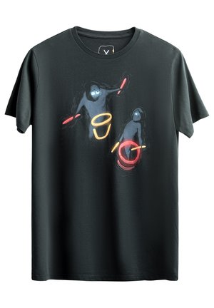T-shirt en coton noir avec un graphique abstrait coloré représentant deux figures tenant des bâtons et un objet circulaire, mettant en valeur des teintes vives.