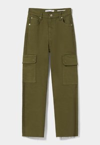 Olivově zelené zkrácené cargo kalhoty s knoflíkem a zipem, dvěma velk�ými předními kapsami na klopě a surovými okraji.