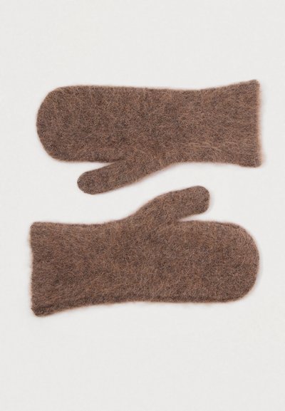Braune Filz-Handschuhe mit einer weichen Textur, die separate Daumen- und Fingerbereiche aufweisen und eine abgerundete obere Kante für zusätzliche Wärme haben.