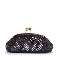 Pochette intrecciata nera con una superficie testurizzata, forma arrotondata e chiusura in metallo dorato con due palline decorative sulla parte superiore.