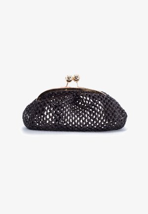 Zwarte gevlochten clutch met een gestructureerd oppervlak, ronde vorm en metallic gouden sluiting met twee decoratieve bolletjes bovenop.