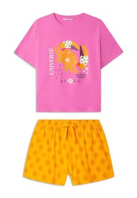 Roze katoenen T-shirt met een krabgraphic en tekst. Gepaard met gele shorts met elastische tailleband en zonpatronen.