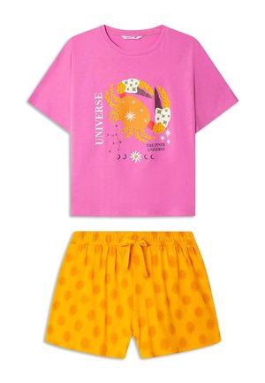 Růžové bavlněné tričko s grafikou kraba a textem. Spárováno s žlutými šortkami na gumu s vzory slunce.