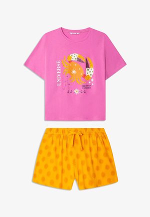 Růžové bavlněné tričko s grafikou kraba a textem. Spárováno s žlutými šortkami na gumu s vzory slunce.
