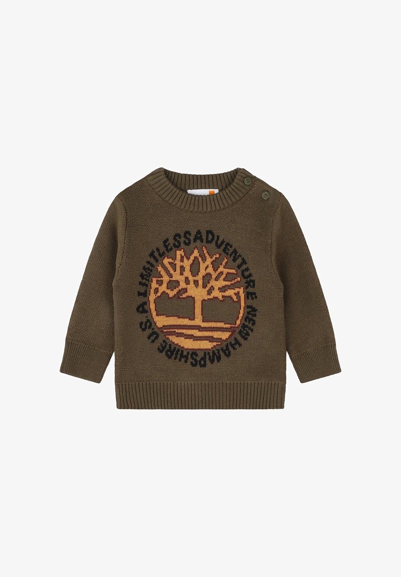 Pull en tricot vert olive avec un col rond et des boutons sur une épaule. Présente un motif d'arbre en orange et du texte noir autour.