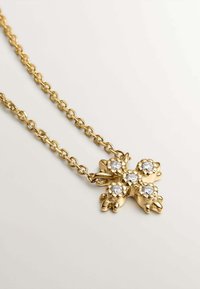 Collar de oro con cadena y un colgante en forma de cruz que presenta cuatro piedras preciosas transparentes engastadas en un diseño texturizado.