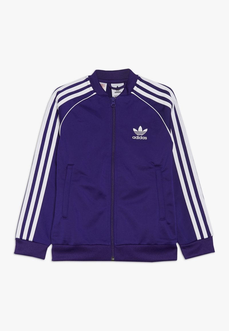Veste zippée violette avec des accents blancs à trois rayures sur les manches, col et poignets côtelés, poches latérales et un petit logo Adidas sur la poitrine.