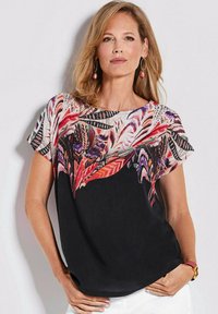 Zwarte blouse met korte mouwen, versierd met een kleurrijke veerprint bij de halslijn, een gladde textuur en een ontspannen pasvorm.