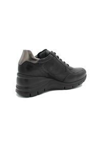 Czarne skórzane sneakersy z wyprofilowanym obcasem, sznurowanym przodem, teksturowanymi panelami bocznymi oraz metalicznym akcentem na pięcie. Gumowa podeszwa z rowkami.
