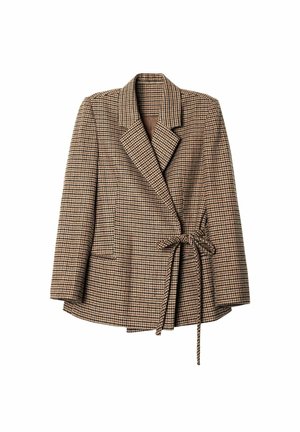 Blazer en houndstooth marrón y beige con un diseño envolvente, solapas anchas y un lazo en la cintura. Presenta dos bolsillos delanteros.