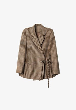 Blazer en houndstooth marrón y beige con un diseño envolvente, solapas anchas y un lazo en la cintura. Presenta dos bolsillos delanteros.
